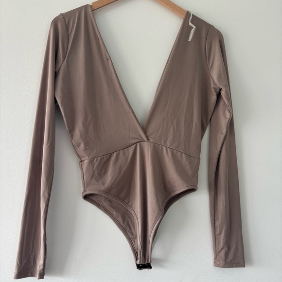 Naked Wardrobe Taupe Tan Plunging V-Neck Open Back Snap Closure Bodysuit Size M - Picture 3 of 7